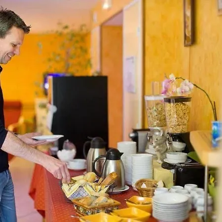 Otel La Metairie Cordes Sur Ciel